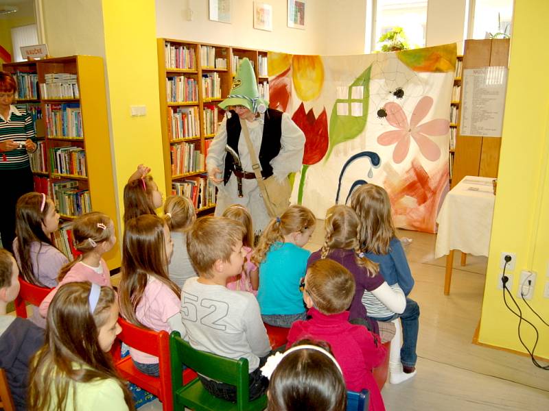 Děti ze základní školy se v dětském oddělení Městské knihovny v Chebu zúčastnily pasování na čtenáře. 