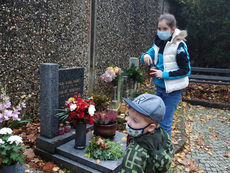 Žádné velké návaly se nekonaly o víkendu na hlavním karlovarském hřbitově v Drahovicích. Důvodem je pandemie. Zatímco v minulosti proudily na hřbitov davy lidí a nebylo zde téměř kde zaparkovat, letos byl poslední předdušičkový víkend velmi poklidný.