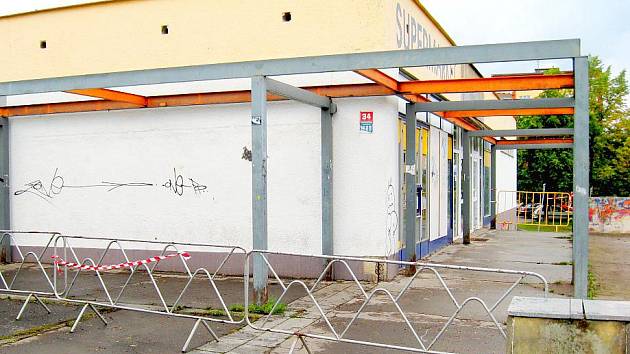 Pracovníci Chebských technických služeb začali v uplynulých dnech odstraňovat železné zastřešení u bývalého obchodu Albert na chebském sídlišti Skalka. 