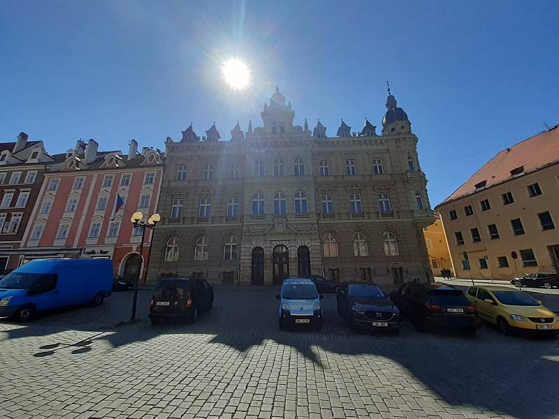 Slavný seriál Cirkus Humberto se částečně točil také na chebském náměstí Krále Jiřího z Poděbrad. Podívejte se na místo, kde se točilo.