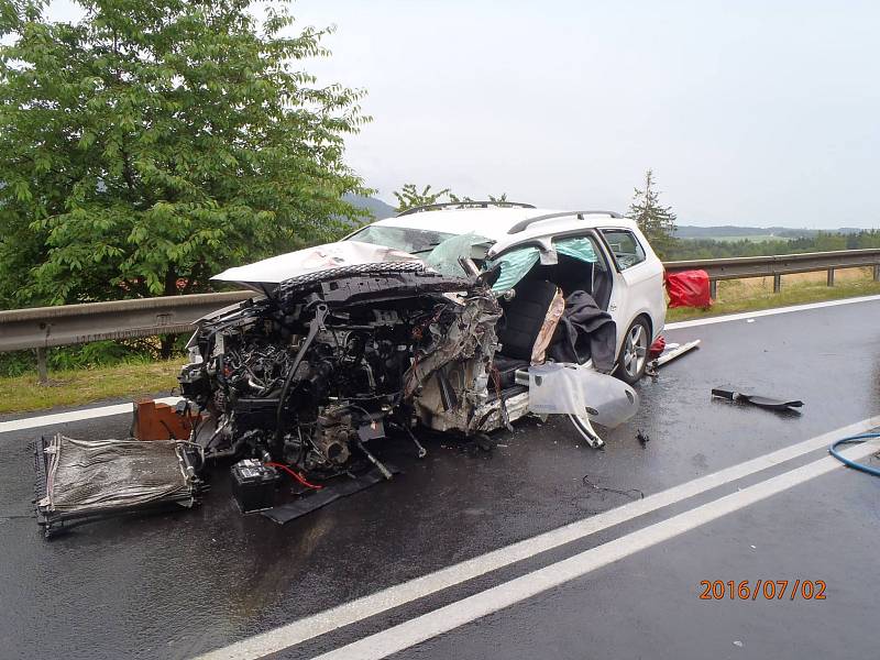 Celkem pět zraněných osob si vyžádala sobotní nehoda osobního automobilu a mikrobusu u Dolního Žandova. 