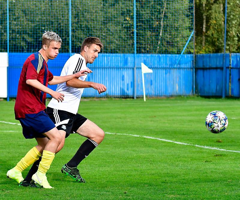 Jedenáct branek obdržel novorolský FK v rámci derby na půdě nejdeckého FK (v bílém), čímž si připsal na účet pátou podzimní porážku.