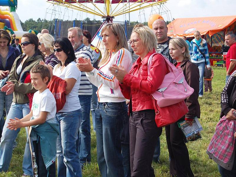 Sobotní program v Horních Lomanech pobavil malé i velké hosty. Konala se tam akce Hurá škola. 