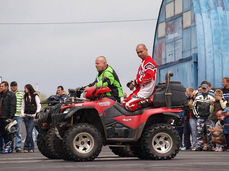 Auto - moto párty na letišti Kříženec Planá u Mariánských Lázní