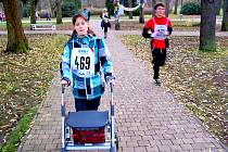 Ambasadorka chebského Poutního maratonu Simona Buchnerová. Ačkoliv je celý život upoutána na vozík, rozhodla se pomáhat. A lidé ji vyslyšeli, vybralo se už takřka 10 tisíc korun. Ty chce Simona darovat chebskému Hospici Sv. Jiří.