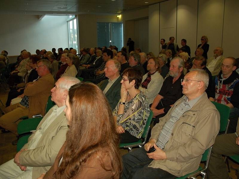 Jedinečná výstava houslí začala ve spolupráci Integrované střední školy Cheb Houslařské školy a Egerland-Museum v německém městě Marktredwitz. 