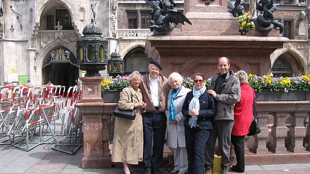 Ulli Zischka, Bob Harmon, Susi Zischka a Bobův syn s manželkou (zleva)  při setkání v Mnichově v roce  2009.  