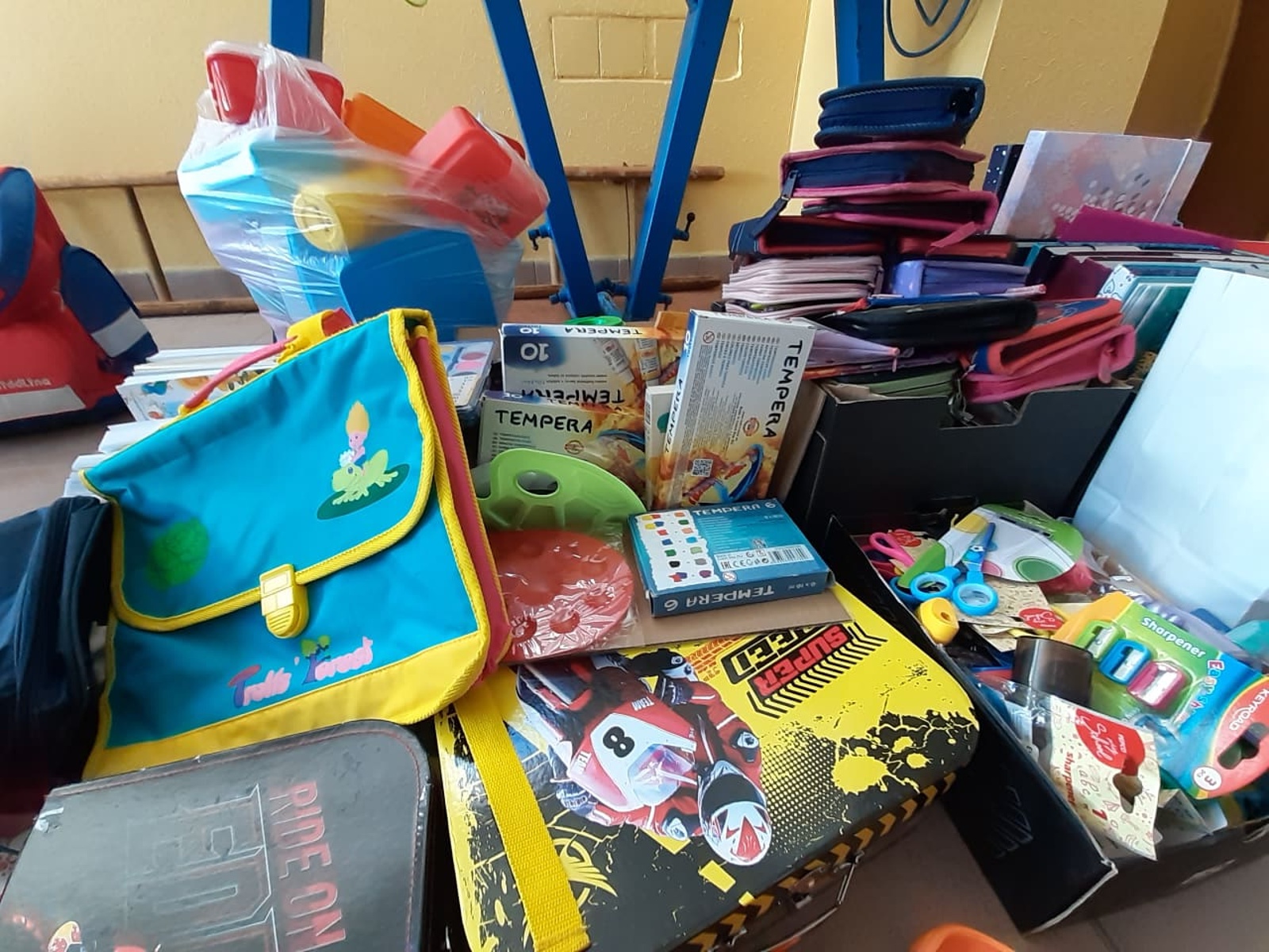 V Chebu pomáhají děti dětem, sbírky byly plné školních pomůcek - Chebský  deník