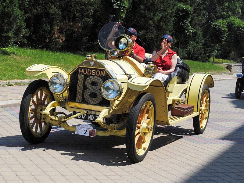 Kolona osmnácti historických vozidel, mezi nimiž bylo i jedno stoleté, vedená Tatrou šestinásobného vítěze rallye Paříž – Dakar Karla Lopraise zavítala do Františkových Lázní.