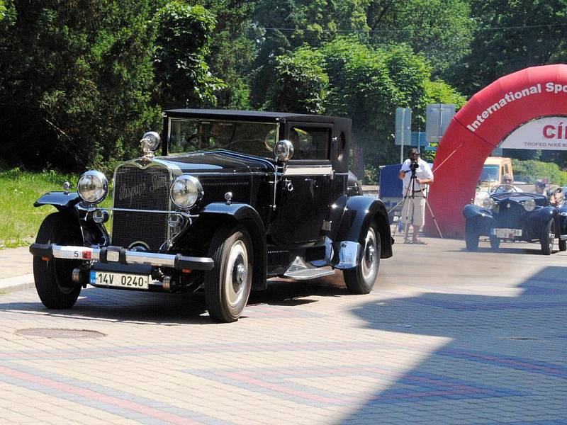 Kolona osmnácti historických vozidel, mezi nimiž bylo i jedno stoleté, vedená Tatrou šestinásobného vítěze rallye Paříž – Dakar Karla Lopraise zavítala do Františkových Lázní.