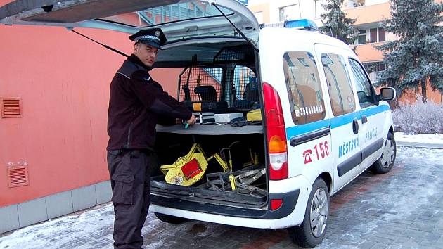 Z LEDOVÉ VODY ZACHRÁNILI PEJSKA  dva chebští strážníci Pavel Keblůšek a Jan Skála (na snímku). Skromný mladý muž na svém činu nic zvláštního neviděl. „Je to přece má práce,“ řekl a šel se připravovat na další výjezd.   