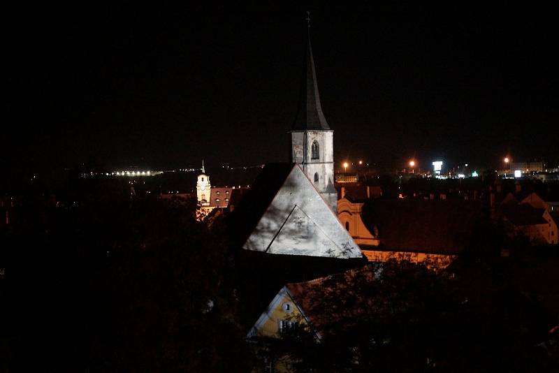 Poplach, evakuace, a zásah čtyř jednotek. Tak to vypadalo v pondělí večer 18. října na Integrované střední škole v Chebu, kde si Domov mládeže vyzkoušel cvičný požární poplach.