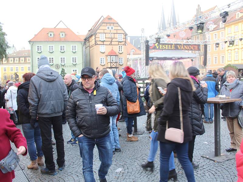 Největší vánoční trhy v Karlovarském kraji jsou zahájeny. V sobotu se na chebském náměstí Krále Jiřího z Poděbrad sešly stovky lidí, aby ochutnaly čerstvý svařák, medový punč anebo křupavou pečenou klobásku.