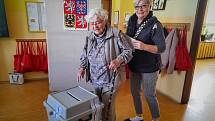 Volby probíhají i na 3. Základní škole v Chebu. Prvotní nával voličů opadl, účast je zatím podle volební komise vysoká.