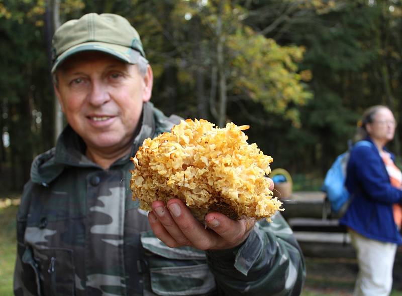 Které houby jsou ještě jedlé a které už není vhodné na podzim sbírat? Nejen to se dozvěděli lidé, kteří se o víkendu zúčastnili symbolického zamykání lesa na Zelené hoře u Chebu.
