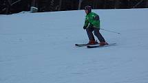 NOVĚ ZPROVOZNĚNÝ VLEK V AŠI a upravená třetí sjezdovka přilákaly o víkendu mnoho lyžařů a snowbordistů. Na svah pro náročnější lyžaře dorazilo i mnoho dětí. Sportovci si užívali i na dalších sjezdovkách.  