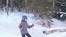 NOVĚ ZPROVOZNĚNÝ VLEK V AŠI a upravená třetí sjezdovka přilákaly o víkendu mnoho lyžařů a snowbordistů. Na svah pro náročnější lyžaře dorazilo i mnoho dětí. Sportovci si užívali i na dalších sjezdovkách.  