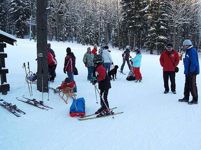 NOVĚ ZPROVOZNĚNÝ VLEK V AŠI a upravená třetí sjezdovka přilákaly o víkendu mnoho lyžařů a snowbordistů. Na svah pro náročnější lyžaře dorazilo i mnoho dětí. Sportovci si užívali i na dalších sjezdovkách.  