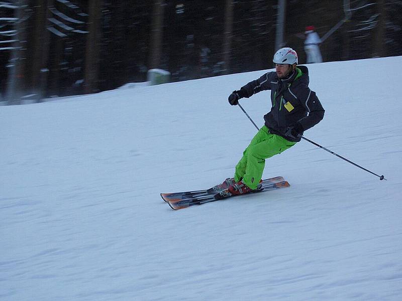 NOVĚ ZPROVOZNĚNÝ VLEK V AŠI a upravená třetí sjezdovka přilákaly o víkendu mnoho lyžařů a snowbordistů. Na svah pro náročnější lyžaře dorazilo i mnoho dětí. Sportovci si užívali i na dalších sjezdovkách.  