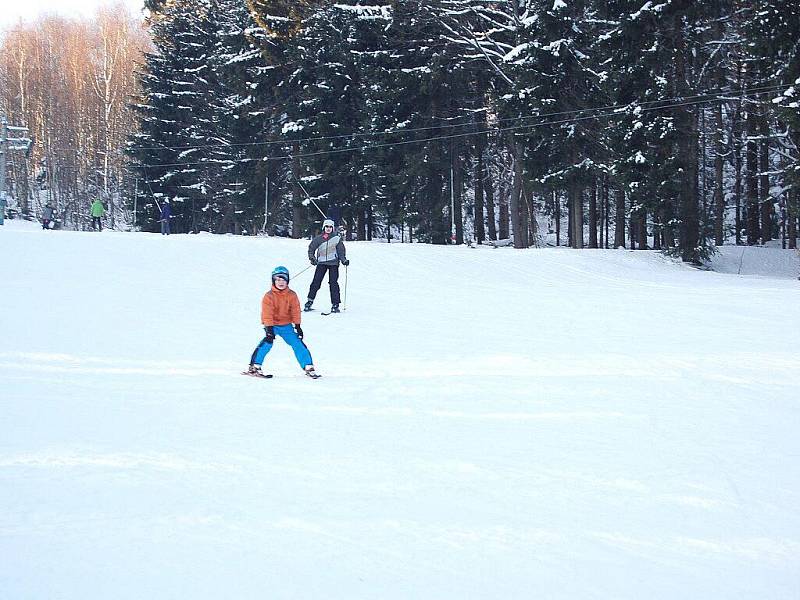 NOVĚ ZPROVOZNĚNÝ VLEK V AŠI a upravená třetí sjezdovka přilákaly o víkendu mnoho lyžařů a snowbordistů. Na svah pro náročnější lyžaře dorazilo i mnoho dětí. Sportovci si užívali i na dalších sjezdovkách.  