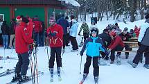 NOVĚ ZPROVOZNĚNÝ VLEK V AŠI a upravená třetí sjezdovka přilákaly o víkendu mnoho lyžařů a snowbordistů. Na svah pro náročnější lyžaře dorazilo i mnoho dětí. Sportovci si užívali i na dalších sjezdovkách.  