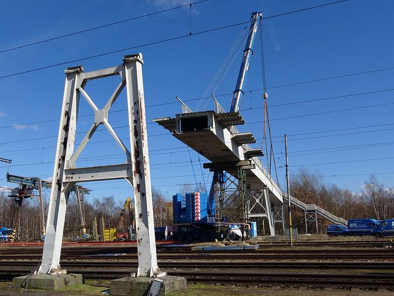 Ocelová lávka, která desítky let vedla přes chebské nádraží.