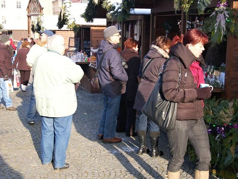 Letošní jedinečné vánoční trhy na chebském náměstí i přes týden lákají mnoho Chebanů i lidí z okolí.