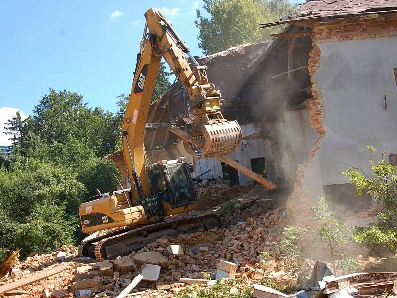 Výletní restaurace Myslivna u Chebu, kam chodili celé rodiny na oběd a za zábavou, byla zdemolována v roce 2013. Dnes ruiny, které na místě zůstaly zarůstají nálety a plevely.