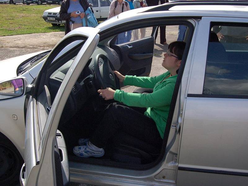 NEVIDOMÍ ZA VOLANTEM. To je akce, která se již počtvrté bude konat na chebském letišti v Horních Dvorech. Letos mohou zájemci usednout i za volant autobusu. 