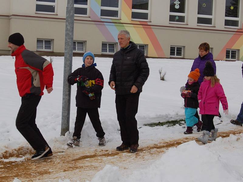 NADŠENCI z Občanského sdružení při Základní škole Františkovy Lázně pořádali už třetí ročník ´Silvestrovského pochodu pro radost´. Trasa vedla od františkolázeňské školy na Seeberg a zpět. Desítky účastníků se skvěle protáhly před večerním slavením. 