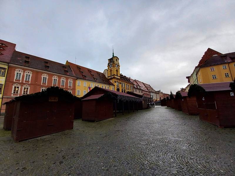 Stánky na chebském náměstí jsou nachystané na začátek adventu.