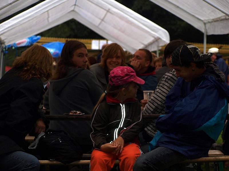 Počasí letošnímu 16. ročníku Hraničních  slavností příliš nepřálo. I přes to přišlo dost návštěvníků z obou států. 