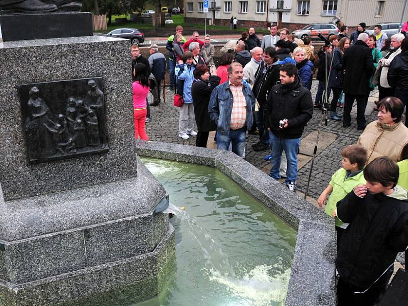 Šest let trvalo, než se lidé z Aše dočkali toho, že se budou moci projít opraveným Goethovým náměstím. 