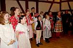 Vystoupení folklorního souboru Marjánek přitáhlo řadu návštěvníků na hrad Seeberg v Ostrohu.