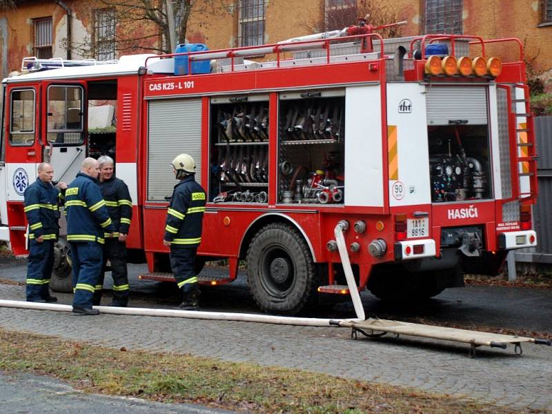 Při požáru bývalých kasáren na Zlatém vrchu v Chebu se jeden bezdomovec nadýchal kouře a skončil v chebské nemocnici