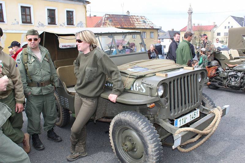 ORIGINÁLNÍ BOJOVÁ TECHNIKA projela v rámci oslav 72. výročí osvobození Karlovarským krajem. Zastávku si military convoy udělal tradičně i v Teplé, kde si všichni mohli vozidla prohlédnout.