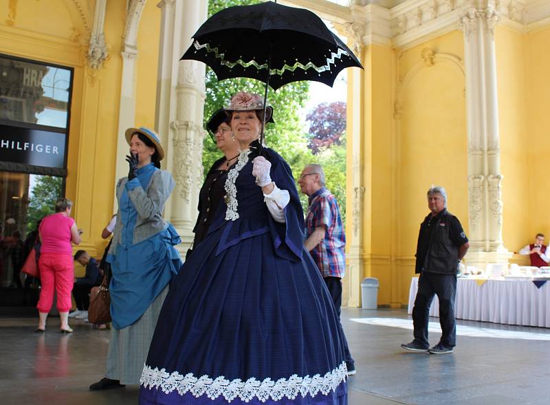 Slavnostní svěcení lázeňských pramenů, průvody v historických kostýmech, promenádní a kolonádní koncerty klasické, folklorní i moderní hudby, mše a jarmarky. Takhle vypadalo už 210. zahájení lázeňské sezóny v Mariánských Lázních.