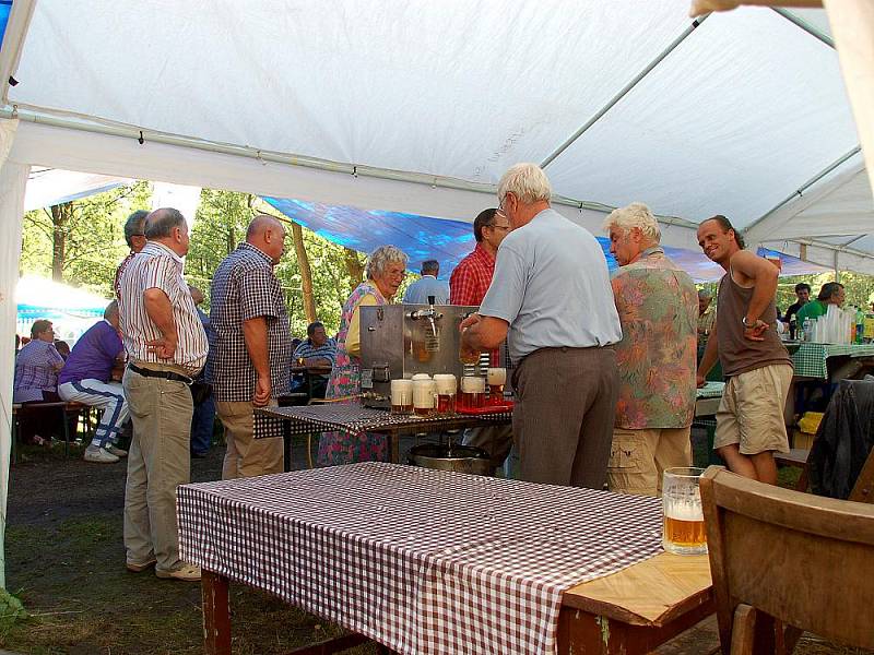 TRADIČNÍ PŘÁTELSKÉ SETKÁNÍ v Trojmezí přilákalo několik stovek hostů. 