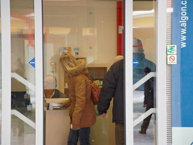 CESTUJÍCÍ NEJEN Z CHEBU si nemohou nový terminál vynachválit. Včera využili hned několika autobusových spojů. 