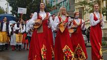 MARIÁNKY PATŘILY FOLKLORU. Mezinárodní folklorní festival Mariánský podzim se tradičně uskutečnil v Mariánských Lázních. Kromě vystoupení na kolonádě nebo v anglikánském kostele měli místní i hosté možnost spatřit krásu lidových krojů při průvodu městem. 