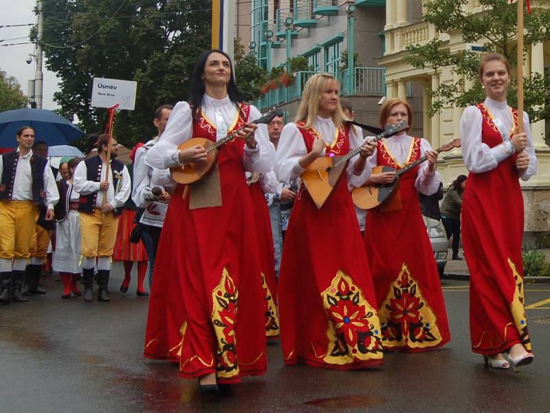 MARIÁNKY PATŘILY FOLKLORU. Mezinárodní folklorní festival Mariánský podzim se tradičně uskutečnil v Mariánských Lázních. Kromě vystoupení na kolonádě nebo v anglikánském kostele měli místní i hosté možnost spatřit krásu lidových krojů při průvodu městem. 