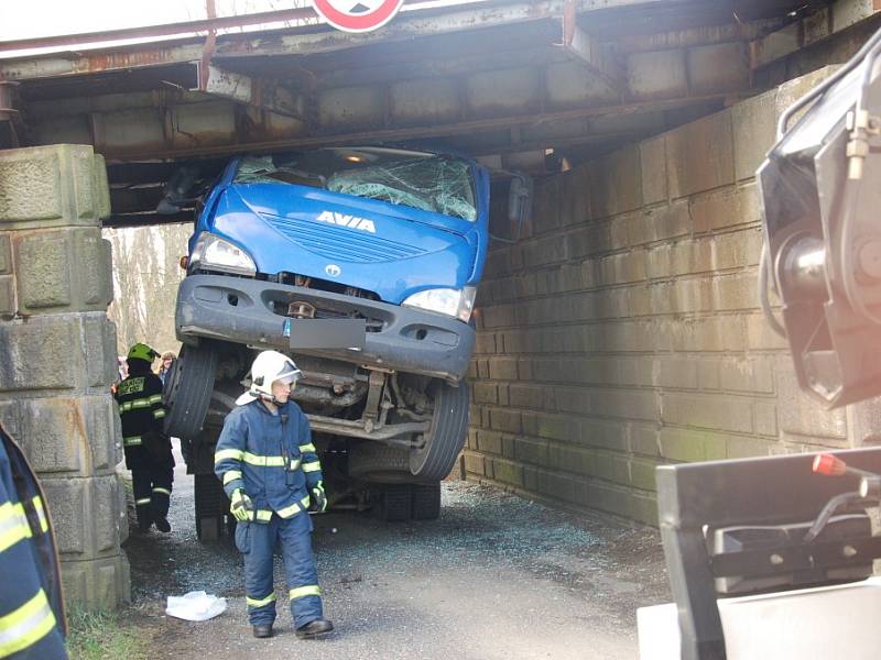 Nepříjemné překvapení čekalo včera na řidiče nákladního vozidla při projíždění pod železničním viaduktem v Nebanicích na Chebsku. Šofér si totiž neuvědomil, že na korbě veze bagr, který je příliš vysoký na to, aby pod viaduktem projel. 