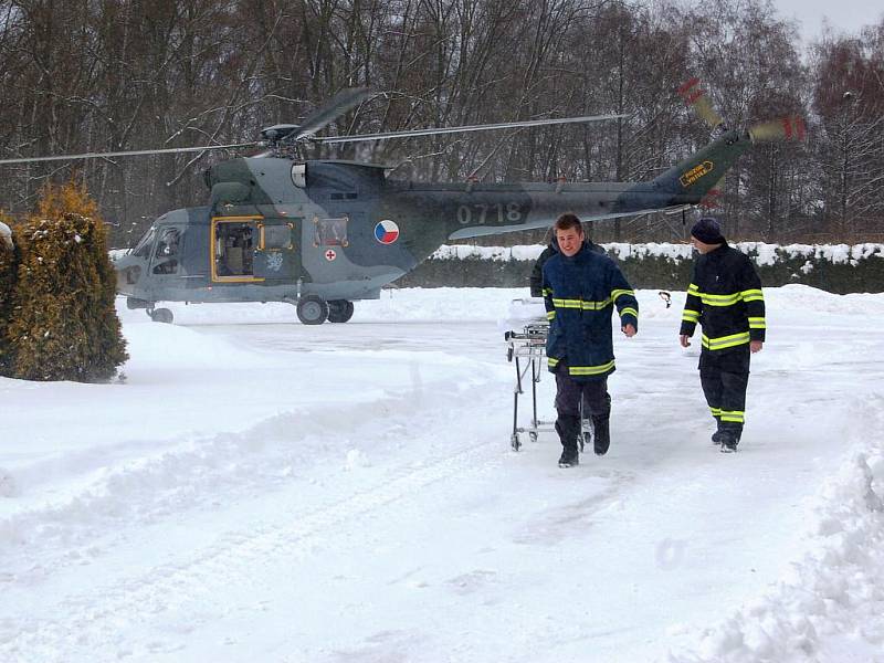 Mladá řidička v Chebu na silnici směrem k Pomezí dostala smyk a srazila se s protijedoucím vozidlem. S těžkým poraněním hlavy byla žena letecky přepravena do plzeňské Fakultní nemocnice, druhý řidič vyvázl lépe a je v nemocnici v Chebu.