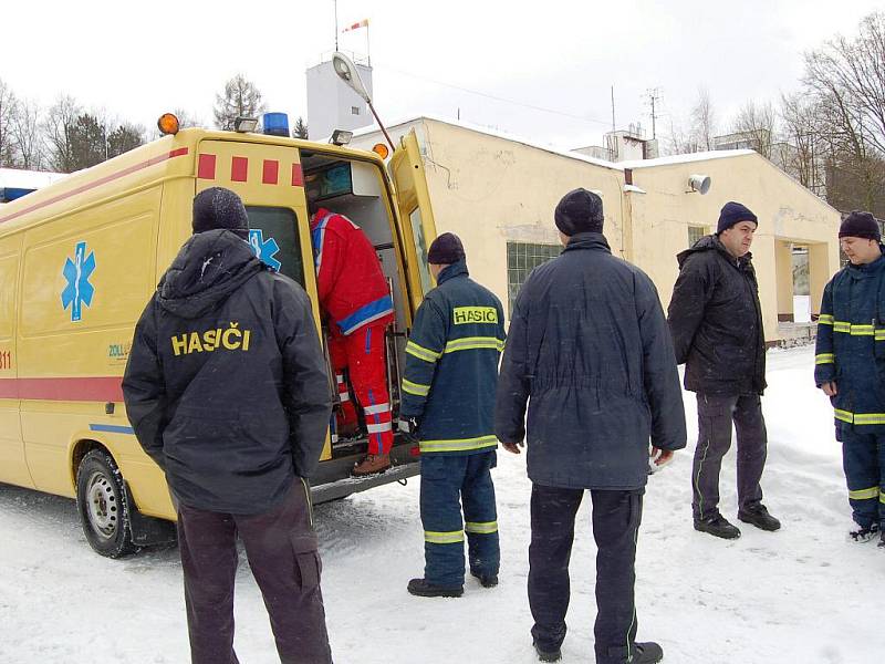 Mladá řidička v Chebu na silnici směrem k Pomezí dostala smyk a srazila se s protijedoucím vozidlem. S těžkým poraněním hlavy byla žena letecky přepravena do plzeňské Fakultní nemocnice, druhý řidič vyvázl lépe a je v nemocnici v Chebu.