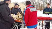 Mladá řidička v Chebu na silnici směrem k Pomezí dostala smyk a srazila se s protijedoucím vozidlem. S těžkým poraněním hlavy byla žena letecky přepravena do plzeňské Fakultní nemocnice, druhý řidič vyvázl lépe a je v nemocnici v Chebu.