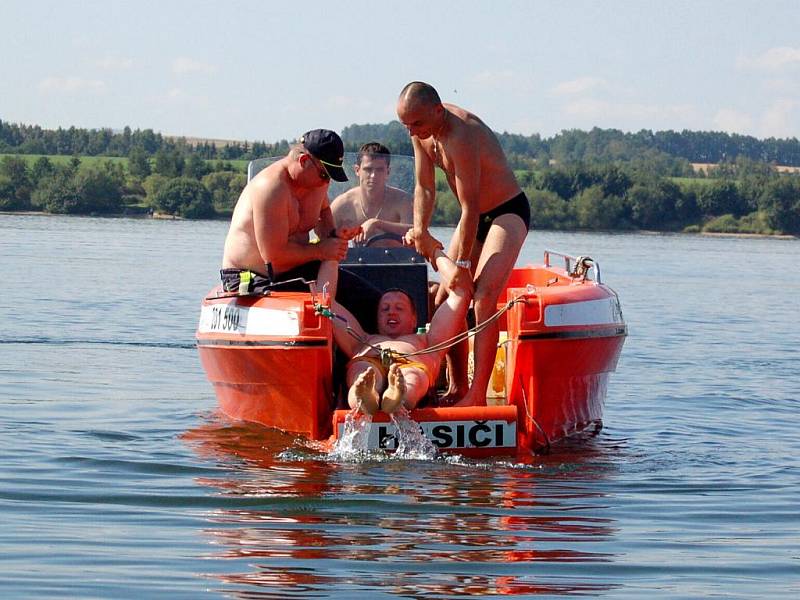 Hasiči ve spolupráci se záchranáři a policejními potápěči cvičili na Dřenici záchranu osob z vody.