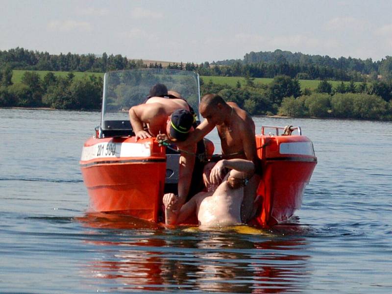 Hasiči ve spolupráci se záchranáři a policejními potápěči cvičili na Dřenici záchranu osob z vody.