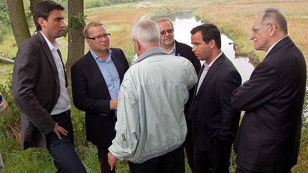 MINISTR ŽIVOTNÍHO prostředí Tomáš Chalupa (druhý zleva) projednával v Pomezí nad Ohří s dalšími odborníky problematiku obsahu sinic v chebské vodní nádrži Skalka. 