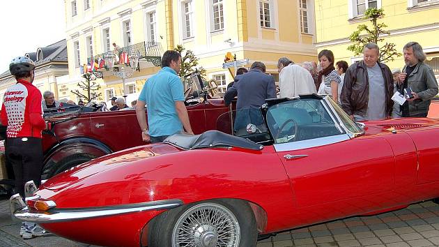 XIII. ročník Mezinárodní soutěže elegance historických vozidel se odehraje už v neděli 1. května na Národní třídě ve Františkových Lázních.