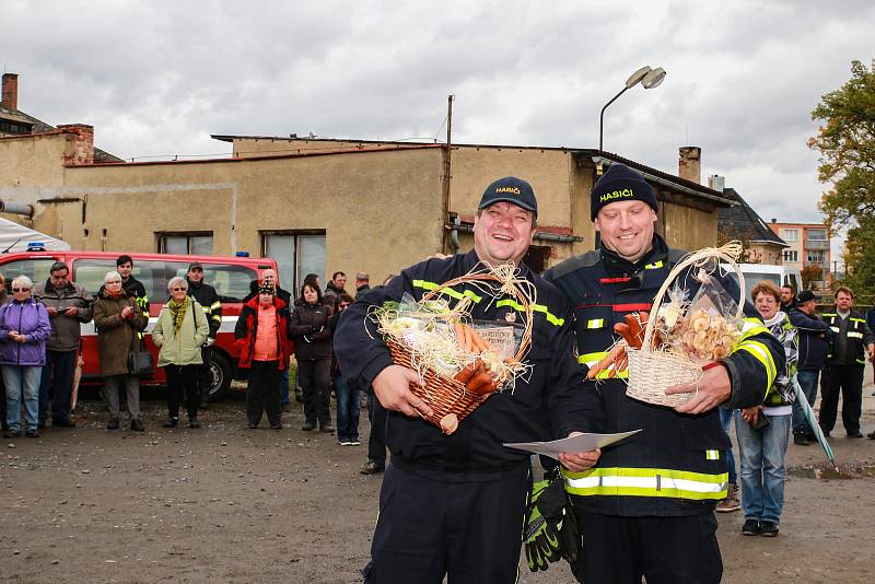 Vozidla si jednotky slavnostně převzaly po skončení oblastní soutěže ve Skalné. Šest jednotek dobrovolných hasičů a tři profesionální sbory závodily ve vyprošťování osob z havarovaných vozidel.